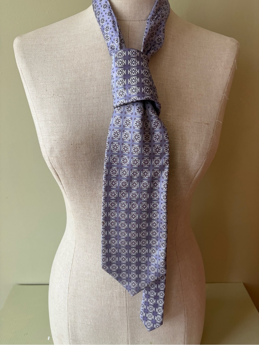 Jones New York Classic Lilac Geometric Men's Tie - Elegant Pattern Silk